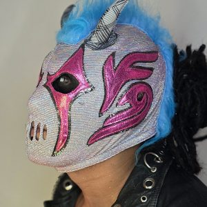 Domina el cuadrilátero con un diseño que impone respeto y misterio. Esta máscara de alta calidad combina una base de textura holográfica plateada con contrastes en rosa metálico, diseñados para brillar bajo las luces de la arena.