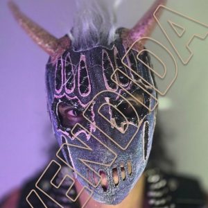 Máscara Profesional Trauma II – Edición Steel & Rose Gold Eleva tu colección a otro nivel con la Trauma II, una pieza que redefine el concepto de "Rudo". Este modelo destaca por su imponente estructura de cuernos y un esquema de color industrial que proyecta poder y resistencia en el ring.