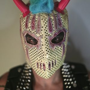 Esta variante de la Trauma II es, sin duda, la más eléctrica y audaz de la colección. Su mezcla de texturas y colores neón la convierte en una pieza de "lucha libre art" que no pasa desapercibida.