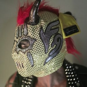 Edición Neón, Plata & Fuego Domina el cuadrilátero con esta impresionante variante de la máscara de Trauma II. Este diseño destaca por su contraste de alto impacto, mezclando la luminosidad del neón con la elegancia agresiva del cromo metálico y una cresta roja vibrante.