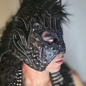 "Trauma II - Stealth Edition". Es una pieza con una estética Black Metal / Hardcore que se aleja de lo fantástico para entrar en un terreno mucho más crudo y agresivo. Al ser de "cara abierta", permite que la expresión real del luchador juegue un papel fundamental
