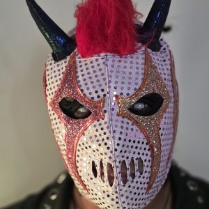 "Dark Mystic" (Imponente y Enigmático). Esta máscara es la definición de contraste. Mezcla la frialdad de su base clara con la intensidad de los detalles en rojo y negro. Es una pieza ideal para quienes buscan un look híbrido entre un demonio clásico y un guerrero del futuro