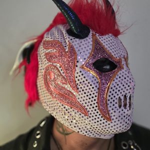 "Dark Mystic" (Imponente y Enigmático). Esta máscara es la definición de contraste. Mezcla la frialdad de su base clara con la intensidad de los detalles en rojo y negro. Es una pieza ideal para quienes buscan un look híbrido entre un demonio clásico y un guerrero del futuro