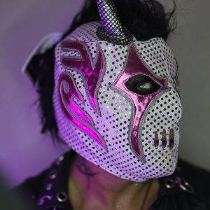 "Nightmare Gloss" (Pesadilla Brillante). Es una pieza que proyecta autoridad y un toque oscuro, ideal para un personaje de jerarquía o un "monstruo" técnico en el ring. El contraste entre la base blanca radiante y el negro profundo es un clásico que nunca falla