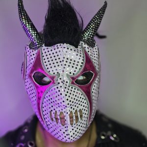 "Nightmare Gloss" (Pesadilla Brillante). Es una pieza que proyecta autoridad y un toque oscuro, ideal para un personaje de jerarquía o un "monstruo" técnico en el ring. El contraste entre la base blanca radiante y el negro profundo es un clásico que nunca falla