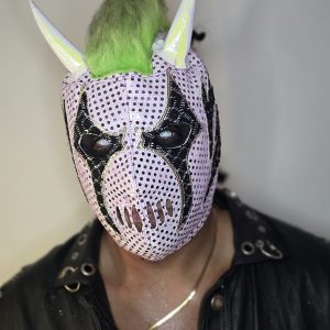 Máscara Pro-Wrestling "Neon Virus" – Lavender & Acid Green Edition Rompe la estética tradicional con un diseño que grita modernidad. Esta máscara utiliza una base lila metalizada con textura de micro-puntos que refleja la luz de forma multidimensional, combinada con detalles que evocan una naturaleza digital y peligrosa.