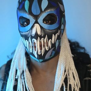 Máscara "Hummingbird Trauma II" – Edición Spectral Abyss La Hummingbird Trauma II es la evolución de la mística en el ring. Esta versión frontal destaca por un diseño de "máscara dentro de otra máscara", donde el antifaz azul eléctrico parece emerger de un cráneo ancestral negro. Es una pieza que proyecta autoridad y un misterio insondable.