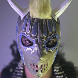 Máscara de Lucha Libre: Edición "Toxic Hazard" – Verde Olivo & Amarillo Neón Domina el cuadrilátero con la variante más imponente de la serie Trauma II. Esta pieza abandona los brillos convencionales para adoptar un look de combate táctico, combinando texturas mate con destellos eléctricos que evocan un peligro inminente.