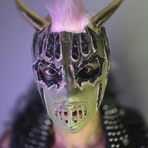 Máscara de Lucha Libre: Edición "Royal Combat" – Verde Olivo & Oro Metálico Lleva la elegancia del triunfo al ring con esta variante exclusiva de la línea Trauma II. Diseñada para quienes buscan un estilo rudo pero sofisticado, esta máscara sustituye los colores neón por una combinación clásica de oro y negro, creando un aspecto de trofeo de guerra.