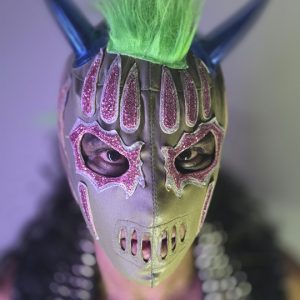 Máscara de Lucha Libre: Edición "Biohazard Neon" – Verde Olivo & Verde Neón Domina la escena con la variante Biohazard Neon de la línea Trauma II. Esta máscara está diseñada para los que buscan un impacto visual máximo, combinando la sobriedad táctica con una energía radiactiva. Es una pieza de alto contraste que proyecta rebeldía, tecnología y agresividad.