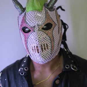 Máscara de Lucha Libre: Edición "Pop-Art Trauma" – Blanco Brillante & Rosa Neón Si buscas una pieza que rompa con todo lo convencional, la Pop-Art Trauma es para ti. Esta versión de la línea Trauma I (con una estructura ligeramente más redondeada) apuesta por el brillo total y un patrón de texturas que la hacen ver como salida de un cómic de acción. Es una máscara diseñada para brillar bajo las luces estroboscópicas.