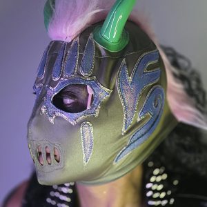 Máscara de Lucha Libre: Edición "Tactical Blossom" – Verde Olivo & Rosa Pastel Descubre el equilibrio perfecto entre la fuerza militar y el estilo vanguardista con la variante Tactical Blossom de la línea Trauma II. Esta máscara rompe la monocromía del equipo táctico con destellos de color pastel, logrando una estética única que destaca tanto en el ring como en cualquier colección de arte.