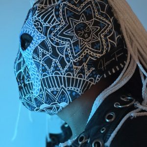 Máscara de Lucha Libre "Talavera Mandala" – Edición Arte Folclórico Presentamos la joya de la corona de nuestra línea artística: la máscara Talavera Mandala. Esta pieza es una celebración vibrante de la cultura mexicana, fusionando la icónica artesanía de la Talavera poblana con la espiritualidad de los mandalas, todo capturado en el lienzo de una máscara profesional. Es una obra de arte ponible, ideal para personajes místicos o para cualquier coleccionista de alto nivel.