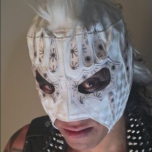Inspirada en una estética gótica moderna y gélida, la Trauma II White es una pieza única en su clase. Su diseño abierto permite el uso de pintura facial creativa, permitiendo que el luchador evolucione su imagen en cada función.