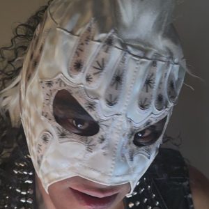 Inspirada en una estética gótica moderna y gélida, la Trauma II White es una pieza única en su clase. Su diseño abierto permite el uso de pintura facial creativa, permitiendo que el luchador evolucione su imagen en cada función.