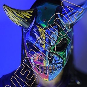 Máscara de Lucha Libre: Edición "Psycho-Graffiti" – Trauma I Multi-Color Rompe todas las reglas con la máscara Psycho-Graffiti, la pieza más dinámica y vibrante de la serie Trauma I. Esta edición especial abandona la sobriedad para abrazar un diseño de "pintura libre" que parece cobrar vida bajo las luces de la arena. Es la elección definitiva para quienes ven el ring como un lienzo de acción pura.