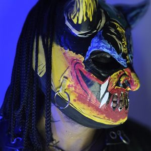 Máscara de Lucha Libre: Edición "Psycho-Graffiti" – Trauma I Multi-Color Rompe todas las reglas con la máscara Psycho-Graffiti, la pieza más dinámica y vibrante de la serie Trauma I. Esta edición especial abandona la sobriedad para abrazar un diseño de "pintura libre" que parece cobrar vida bajo las luces de la arena. Es la elección definitiva para quienes ven el ring como un lienzo de acción pura.