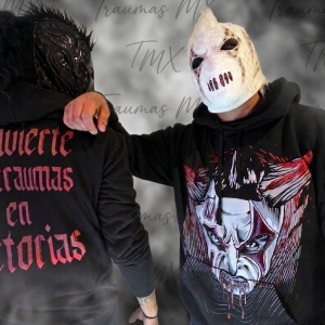 Hoodie Oficial: Hermanos Trauma – Edición "Sangre y Misterio" Eleva tu estilo rudo con la Sudadera "Sangre y Misterio", la prenda más intensa y visceral de nuestra colección oficial. Con un diseño que captura la agresividad y el aura de terror que los Hermanos Trauma proyectan al subir al ring, esta hoodie es perfecta para quienes no temen mostrar su lado más oscuro.