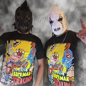 Playera Oficial: Hermanos Trauma – Edición "Super Power" Lleva la fuerza y el espíritu rudo de los Hermanos Trauma a todos lados. Esta playera de edición especial fusiona la estética del cómic y el anime con la esencia pura de la lucha libre mexicana. Diseñada para el aficionado que sabe que el trauma no es solo un nombre, sino un estilo de vida.