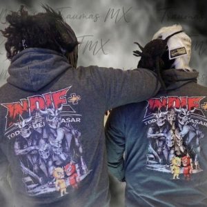 Sudadera "INDIE+: Todo Puede Pasar" – Grey Edition Eleva tu estilo con la edición Grey Edition de la línea oficial INDIE+. Una prenda diseñada para quienes buscan un equilibrio entre la sobriedad del gris Oxford y la energía explosiva de la cultura independiente. Bajo el lema "Todo Puede Pasar", esta sudadera es el uniforme perfecto para el día a día.