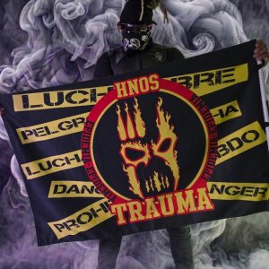 Bandera Oficial Traumas.mx – Edición "Blue Oni Warrior" Domina cualquier espacio con la bandera oficial de los Traumas. Con un diseño visualmente potente del guerrero Oni en azul y rojo, esta pieza es el accesorio definitivo para el fanático de corazón.