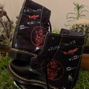 La bota definitiva para el fanático de la Lucha Libre y la moda urbana. Este modelo de Traumas.mx destaca por su arte gráfico disruptivo, incorporando elementos visuales que narran la historia de la marca. No es solo calzado, es una pieza de colección que ofrece soporte, durabilidad y un diseño que rompe con lo establecido.