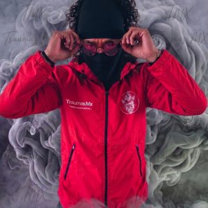 Protección ligera, estilo pesado. El nuevo rompevientos Grandbay en color rojo llega para romper la monotonía de la calle. Con logos de alta visibilidad y un ajuste diseñado para el día a día, es la pieza que le faltaba a tu outfit de temporada.