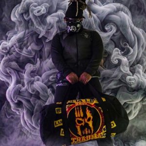 Técnico/E-commerce (Ideal para la ficha de producto) Título: Maleta Cilindrica Traumas MX – Lucha Libre Original Optimiza tu traslado con nuestra maleta oficial de Traumas MX. Su forma cilíndrica permite un almacenamiento eficiente de equipo deportivo, mientras que sus correas reforzadas garantizan comodidad y seguridad al cargar.