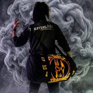 Técnico/E-commerce (Ideal para la ficha de producto) Título: Maleta Cilindrica Traumas MX – Lucha Libre Original Optimiza tu traslado con nuestra maleta oficial de Traumas MX. Su forma cilíndrica permite un almacenamiento eficiente de equipo deportivo, mientras que sus correas reforzadas garantizan comodidad y seguridad al cargar.