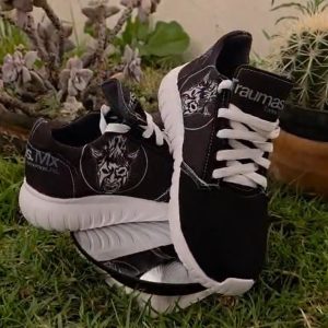 Tenis Runner Traumas.mx – Estilo y Resistencia Presentamos los nuevos Tenis Runner de Traumas.mx, el equilibrio perfecto entre calzado deportivo y cultura urbana. Fabricados pensando en el fanático que busca calidad y diseño original, estos tenis destacan por su versatilidad, ideales tanto para un entrenamiento ligero como para completar tu outfit diario con un toque de Lucha Libre profesional.