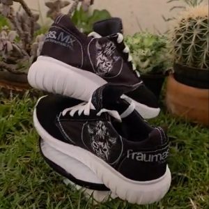Tenis Runner Traumas.mx – Estilo y Resistencia Presentamos los nuevos Tenis Runner de Traumas.mx, el equilibrio perfecto entre calzado deportivo y cultura urbana. Fabricados pensando en el fanático que busca calidad y diseño original, estos tenis destacan por su versatilidad, ideales tanto para un entrenamiento ligero como para completar tu outfit diario con un toque de Lucha Libre profesional.