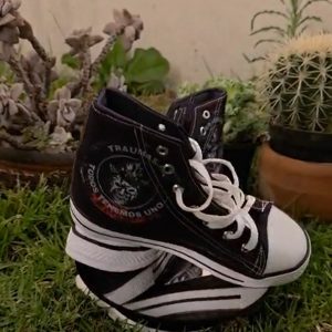  Calzado Urbano Tipo Bota – Traumas.mx Clásicos. Rudos. Únicos. Lleva el clan en cada paso. Nuestros nuevos tenis urbanos fusionan la comodidad de un clásico con el diseño exclusivo de Traumas.mx.