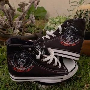  Calzado Urbano Tipo Bota – Traumas.mx Clásicos. Rudos. Únicos. Lleva el clan en cada paso. Nuestros nuevos tenis urbanos fusionan la comodidad de un clásico con el diseño exclusivo de Traumas.mx.